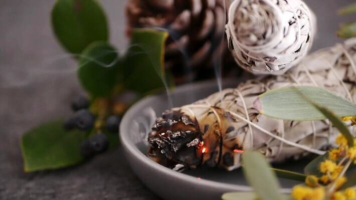 포장 요가 휴식 여러명 사람없음 미국 흰색 씻기 샌들 신비 인도인 청소 보따리 향기 마법 아로마테라피 연소 세이지 자연요법 4K MP4 해외동영상 클립영상 외국인 웰빙 컬러 다수 신발 컨셉 북아메리카 사람 동양인 청결 냄새 테라피 동영상 파일형식