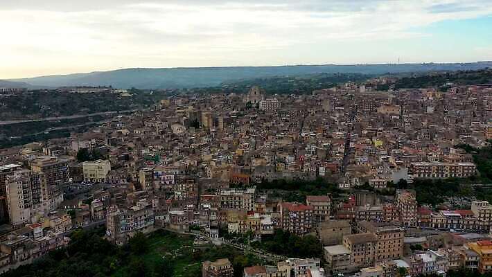 유럽 여행 건축양식 지붕 주택 풍경 경사 사람없음 야외 건물 도시풍경 성당 교회 이탈리아 세계문화유산 도시 역사 옥상 이탈리아문화 타운 천연기념물 구시가지 랜드마크 바로크 옛날 4K MP4 해외동영상 클립영상 건축물 건축 나라 종교건축 문화재 동영상 유럽문화 파일형식