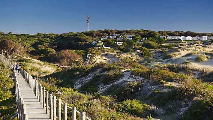 유럽 모래 파도 바다 여행 자연 하늘 바람 휴가 휴식 파노라마 사람없음 초록색 물 파란색 맑음 윈드서핑 서핑 오솔길 모래언덕 포르투갈 암초 대서양 내추럴 리스본 신트라 인기 4K MOV 해외동영상 클립영상 자연요소 나라 길 컬러 컨셉 날씨 촬영기법 수상스포츠 언덕 생태계 동영상 파일형식