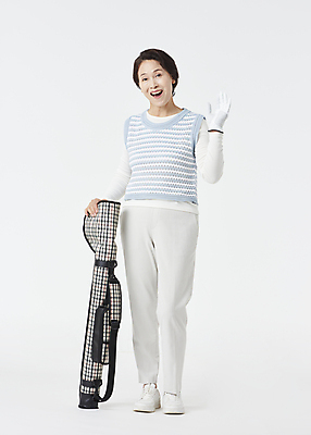 포토 JPG 스튜디오촬영 전신 여자 노년 할머니 스포츠 골프 실내 한명 서기 미소 웃음 앞모습 실버라이프 손들기 한국인 60대 골프가방 골프웨어 흰배경 손인사 노인여자한명만 파크골프 국내포토 1 라이프스타일 옷 뷰포인트 백그라운드 가방 모션 골프용품 표정 사람 동양인 성인 내부 구기 흰색 인사 여자한명만 노인여자만 파일형식