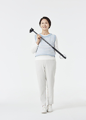 포토 JPG 스튜디오촬영 전신 여자 노년 할머니 스포츠 골프 실내 한명 서기 미소 들기 앞모습 실버라이프 골프채 한국인 60대 골프웨어 흰배경 노인여자한명만 파크골프 국내포토 1 라이프스타일 옷 뷰포인트 백그라운드 모션 골프용품 표정 사람 동양인 성인 내부 구기 흰색 여자한명만 노인여자만 파일형식