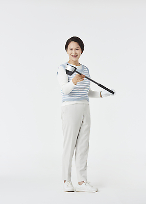 포토 JPG 스튜디오촬영 전신 여자 노년 할머니 스포츠 골프 실내 한명 서기 미소 들기 앞모습 옆모습 실버라이프 골프채 한국인 60대 골프웨어 확인 흰배경 노인여자한명만 파크골프 국내포토 1 라이프스타일 옷 뷰포인트 백그라운드 모션 골프용품 표정 사람 동양인 성인 내부 구기 흰색 여자한명만 노인여자만 파일형식