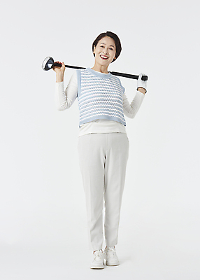 포토 JPG 스튜디오촬영 전신 여자 노년 할머니 스포츠 골프 실내 한명 서기 미소 들기 앞모습 실버라이프 골프채 한국인 60대 골프웨어 흰배경 노인여자한명만 파크골프 국내포토 1 라이프스타일 옷 뷰포인트 백그라운드 모션 골프용품 표정 사람 동양인 성인 내부 구기 흰색 여자한명만 노인여자만 파일형식