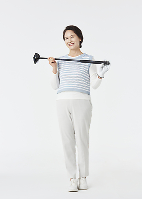 포토 JPG 스튜디오촬영 전신 여자 노년 할머니 스포츠 골프 실내 한명 서기 미소 들기 앞모습 실버라이프 골프채 한국인 60대 골프웨어 흰배경 노인여자한명만 파크골프 국내포토 1 라이프스타일 옷 뷰포인트 백그라운드 모션 골프용품 표정 사람 동양인 성인 내부 구기 흰색 여자한명만 노인여자만 파일형식