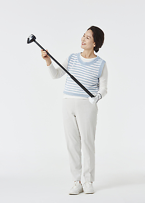 포토 JPG 스튜디오촬영 전신 응시 여자 노년 할머니 스포츠 골프 실내 한명 서기 미소 들기 앞모습 실버라이프 골프채 한국인 60대 골프웨어 흰배경 노인여자한명만 파크골프 국내포토 1 라이프스타일 시선 옷 뷰포인트 백그라운드 모션 골프용품 표정 사람 동양인 성인 내부 구기 흰색 여자한명만 노인여자만 파일형식