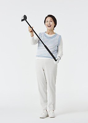 포토 JPG 스튜디오촬영 전신 여자 노년 할머니 스포츠 골프 실내 한명 서기 미소 웃음 들기 앞모습 실버라이프 골프채 한국인 60대 골프웨어 흰배경 노인여자한명만 파크골프 국내포토 1 라이프스타일 옷 뷰포인트 백그라운드 모션 골프용품 표정 사람 동양인 성인 내부 구기 흰색 여자한명만 노인여자만 파일형식