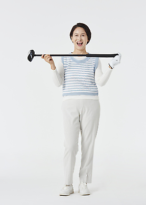 포토 JPG 스튜디오촬영 전신 여자 노년 할머니 스포츠 골프 실내 한명 서기 미소 웃음 들기 앞모습 실버라이프 골프채 한국인 60대 골프웨어 흰배경 노인여자한명만 파크골프 국내포토 1 라이프스타일 옷 뷰포인트 백그라운드 모션 골프용품 표정 사람 동양인 성인 내부 구기 흰색 여자한명만 노인여자만 파일형식