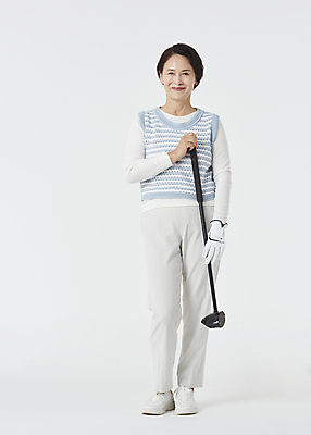 포토 JPG 스튜디오촬영 전신 여자 노년 할머니 스포츠 골프 실내 한명 서기 미소 들기 앞모습 실버라이프 골프채 한국인 60대 골프웨어 흰배경 노인여자한명만 파크골프 국내포토 1 라이프스타일 옷 뷰포인트 백그라운드 모션 골프용품 표정 사람 동양인 성인 내부 구기 흰색 여자한명만 노인여자만 파일형식