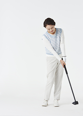 포토 JPG 스튜디오촬영 전신 여자 노년 할머니 스포츠 골프 실내 한명 서기 미소 들기 앞모습 실버라이프 골프채 한국인 60대 골프웨어 흰배경 준비자세 퍼팅 노인여자한명만 파크골프 국내포토 1 라이프스타일 옷 뷰포인트 포즈 백그라운드 모션 골프용품 표정 사람 동양인 성인 내부 구기 흰색 준비 여자한명만 노인여자만 파일형식