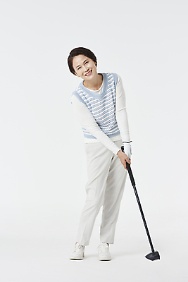 포토 JPG 스튜디오촬영 전신 여자 노년 할머니 스포츠 골프 실내 한명 서기 미소 들기 앞모습 실버라이프 골프채 한국인 60대 골프웨어 흰배경 준비자세 퍼팅 노인여자한명만 파크골프 국내포토 1 라이프스타일 옷 뷰포인트 포즈 백그라운드 모션 골프용품 표정 사람 동양인 성인 내부 구기 흰색 준비 여자한명만 노인여자만 파일형식