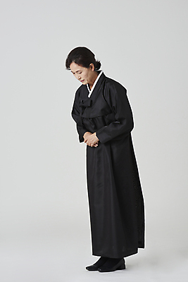 포토 JPG 스튜디오촬영 전신 여자 노년 할머니 회색배경 실내 한명 서기 옆모습 실버라이프 눈감음 한국인 슬픔 인사 60대 손모으기 장례 상복 노인여자한명만 국내포토 1 라이프스타일 감정 뷰포인트 백그라운드 모션 사람 동양인 손짓 성인 내부 회색 예절 여자한명만 노인여자만 파일형식