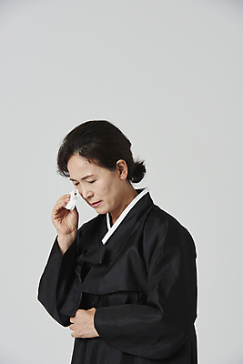포토 JPG 스튜디오촬영 여자 노년 할머니 회색배경 실내 한명 상반신 옆모습 실버라이프 한국인 슬픔 60대 눈물 닦기 장례 상복 노인여자한명만 국내포토 1 라이프스타일 감정 뷰포인트 백그라운드 모션 사람 동양인 성인 내부 회색 여자한명만 노인여자만 파일형식