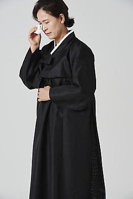 포토 JPG 스튜디오촬영 여자 노년 할머니 회색배경 실내 한명 들기 상반신 옆모습 실버라이프 한국인 슬픔 60대 눈물 닦기 장례 상복 노인여자한명만 국내포토 1 라이프스타일 감정 뷰포인트 백그라운드 모션 사람 동양인 성인 내부 회색 여자한명만 노인여자만 파일형식