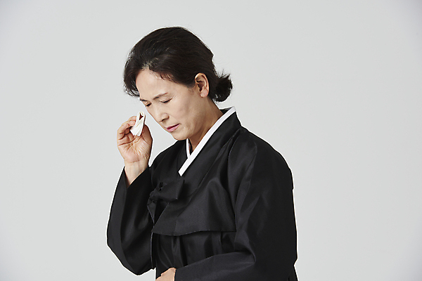 포토 JPG 스튜디오촬영 여자 노년 할머니 회색배경 실내 한명 들기 상반신 옆모습 실버라이프 눈감음 한국인 슬픔 60대 눈물 닦기 장례 상복 노인여자한명만 국내포토 1 라이프스타일 감정 뷰포인트 백그라운드 모션 사람 동양인 성인 내부 회색 여자한명만 노인여자만 파일형식