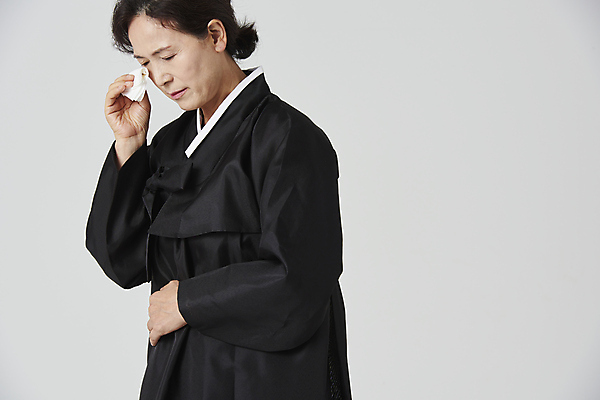 포토 JPG 스튜디오촬영 여자 노년 할머니 회색배경 실내 한명 들기 상반신 옆모습 실버라이프 눈감음 한국인 슬픔 60대 눈물 닦기 장례 상복 노인여자한명만 국내포토 1 라이프스타일 감정 뷰포인트 백그라운드 모션 사람 동양인 성인 내부 회색 여자한명만 노인여자만 파일형식