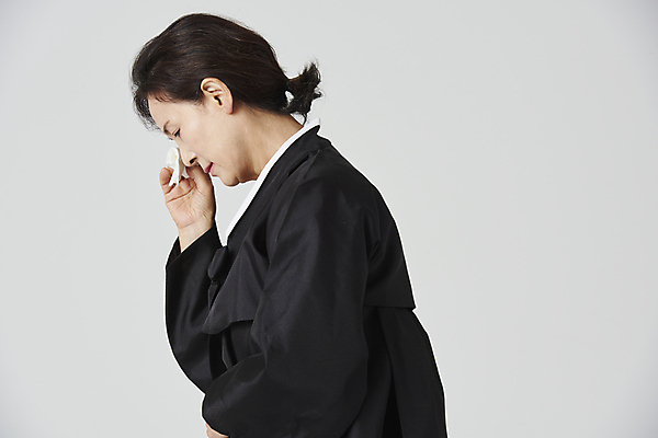 포토 JPG 스튜디오촬영 여자 노년 할머니 회색배경 실내 한명 들기 상반신 옆모습 실버라이프 한국인 슬픔 60대 눈물 닦기 장례 상복 노인여자한명만 국내포토 1 라이프스타일 감정 뷰포인트 백그라운드 모션 사람 동양인 성인 내부 회색 여자한명만 노인여자만 파일형식