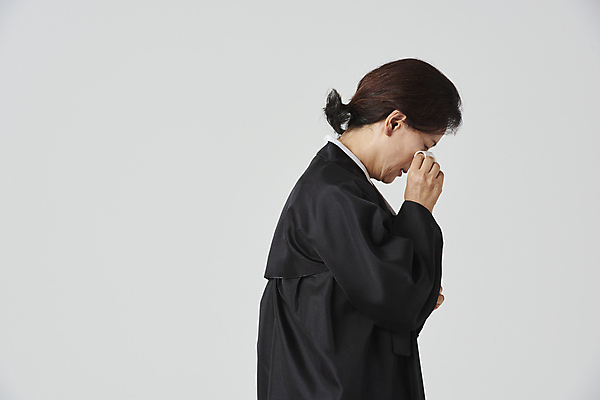 포토 JPG 스튜디오촬영 여자 노년 할머니 회색배경 실내 한명 들기 상반신 옆모습 실버라이프 한국인 슬픔 60대 눈물 닦기 장례 상복 노인여자한명만 국내포토 1 라이프스타일 감정 뷰포인트 백그라운드 모션 사람 동양인 성인 내부 회색 여자한명만 노인여자만 파일형식