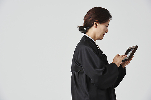 포토 JPG 스튜디오촬영 응시 여자 노년 할머니 액자 회색배경 실내 한명 들기 상반신 옆모습 실버라이프 한국인 슬픔 60대 확인 장례 상복 노인여자한명만 국내포토 1 라이프스타일 시선 감정 뷰포인트 백그라운드 모션 사람 동양인 성인 내부 회색 여자한명만 노인여자만 파일형식