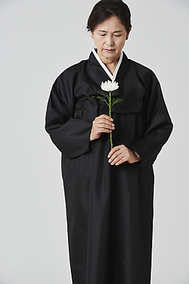 포토 JPG 스튜디오촬영 여자 노년 할머니 회색배경 국화 실내 한명 들기 상반신 앞모습 실버라이프 눈감음 한국인 슬픔 60대 애도 장례 상복 노인여자한명만 국내포토 1 라이프스타일 꽃 감정 뷰포인트 백그라운드 모션 사람 동양인 성인 내부 회색 여자한명만 노인여자만 파일형식