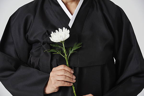 포토 JPG 스튜디오촬영 여자 노년 할머니 회색배경 국화 실내 한명 들기 상반신 앞모습 실버라이프 한국인 60대 애도 장례 상복 노인여자한명만 국내포토 1 라이프스타일 꽃 뷰포인트 백그라운드 모션 사람 동양인 성인 내부 회색 여자한명만 노인여자만 파일형식