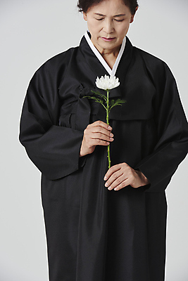 포토 JPG 스튜디오촬영 여자 노년 할머니 회색배경 국화 실내 한명 들기 상반신 앞모습 실버라이프 눈감음 한국인 슬픔 60대 애도 장례 상복 노인여자한명만 국내포토 1 라이프스타일 꽃 감정 뷰포인트 백그라운드 모션 사람 동양인 성인 내부 회색 여자한명만 노인여자만 파일형식