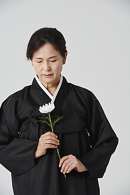 포토 JPG 스튜디오촬영 여자 노년 할머니 회색배경 국화 실내 한명 들기 상반신 앞모습 실버라이프 눈감음 한국인 슬픔 60대 애도 장례 상복 노인여자한명만 국내포토 1 라이프스타일 꽃 감정 뷰포인트 백그라운드 모션 사람 동양인 성인 내부 회색 여자한명만 노인여자만 파일형식