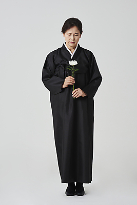 포토 JPG 스튜디오촬영 전신 여자 노년 할머니 회색배경 국화 실내 한명 서기 들기 앞모습 실버라이프 눈감음 한국인 슬픔 60대 애도 장례 상복 노인여자한명만 국내포토 1 라이프스타일 꽃 감정 뷰포인트 백그라운드 모션 사람 동양인 성인 내부 회색 여자한명만 노인여자만 파일형식