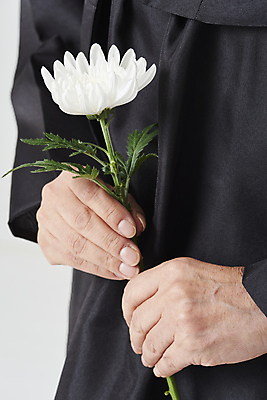 포토 JPG 스튜디오촬영 손 회색배경 국화 실내 들기 신체부위 슬픔 애도 장례 상복 국내포토 꽃 감정 백그라운드 모션 사람 내부 회색 파일형식