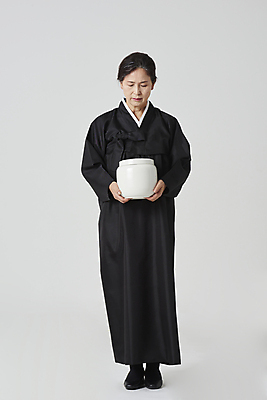 포토 JPG 스튜디오촬영 전신 여자 노년 할머니 회색배경 실내 한명 서기 들기 앞모습 실버라이프 눈감음 한국인 슬픔 60대 장례 상복 유골함 노인여자한명만 국내포토 1 라이프스타일 감정 뷰포인트 백그라운드 모션 사람 동양인 성인 내부 회색 여자한명만 노인여자만 파일형식