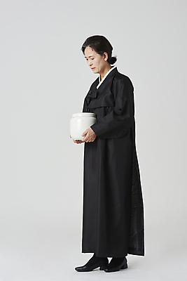 포토 JPG 스튜디오촬영 전신 여자 노년 할머니 회색배경 실내 한명 서기 들기 옆모습 실버라이프 눈감음 한국인 슬픔 60대 장례 상복 유골함 노인여자한명만 국내포토 1 라이프스타일 감정 뷰포인트 백그라운드 모션 사람 동양인 성인 내부 회색 여자한명만 노인여자만 파일형식