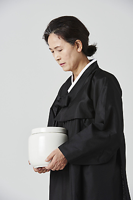 포토 JPG 스튜디오촬영 여자 노년 할머니 회색배경 실내 한명 들기 상반신 옆모습 실버라이프 한국인 슬픔 60대 장례 상복 유골함 노인여자한명만 내려보기 국내포토 1 라이프스타일 감정 뷰포인트 백그라운드 모션 사람 동양인 성인 내부 회색 여자한명만 노인여자만 파일형식