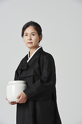 포토 JPG 스튜디오촬영 응시 여자 노년 할머니 회색배경 실내 무표정 한명 들기 상반신 옆모습 실버라이프 한국인 슬픔 60대 장례 상복 유골함 노인여자한명만 국내포토 1 라이프스타일 시선 감정 뷰포인트 백그라운드 모션 표정 사람 동양인 성인 내부 회색 여자한명만 노인여자만 파일형식