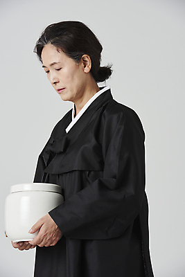 포토 JPG 스튜디오촬영 여자 노년 할머니 회색배경 실내 한명 들기 상반신 옆모습 실버라이프 한국인 슬픔 60대 장례 상복 유골함 노인여자한명만 내려보기 국내포토 1 라이프스타일 감정 뷰포인트 백그라운드 모션 사람 동양인 성인 내부 회색 여자한명만 노인여자만 파일형식