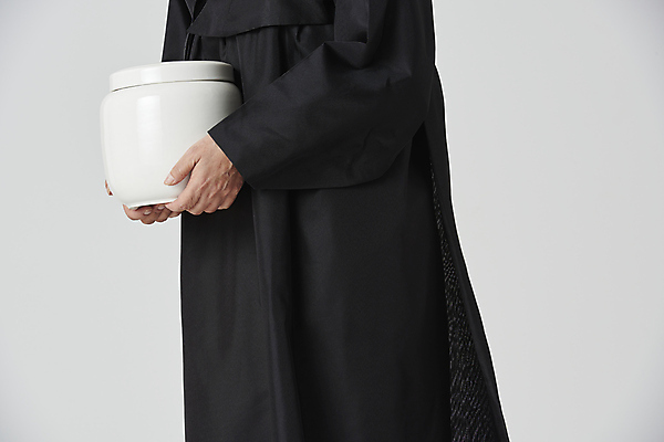 포토 JPG 스튜디오촬영 여자 노년 할머니 회색배경 실내 한명 들기 옆모습 실버라이프 한국인 하반신 60대 장례 상복 유골함 노인여자한명만 국내포토 1 라이프스타일 뷰포인트 백그라운드 모션 사람 동양인 성인 내부 회색 여자한명만 노인여자만 파일형식