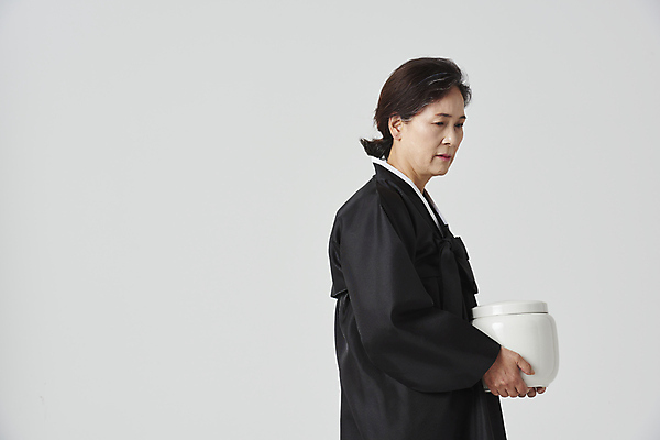 포토 JPG 스튜디오촬영 응시 여자 노년 할머니 회색배경 실내 무표정 한명 들기 상반신 옆모습 실버라이프 한국인 슬픔 60대 장례 상복 유골함 노인여자한명만 국내포토 1 라이프스타일 시선 감정 뷰포인트 백그라운드 모션 표정 사람 동양인 성인 내부 회색 여자한명만 노인여자만 파일형식