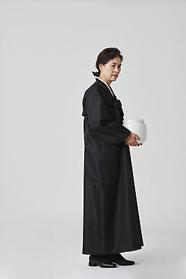포토 JPG 스튜디오촬영 전신 응시 여자 노년 할머니 회색배경 실내 무표정 한명 서기 들기 옆모습 실버라이프 한국인 슬픔 60대 장례 상복 유골함 노인여자한명만 국내포토 1 라이프스타일 시선 감정 뷰포인트 백그라운드 모션 표정 사람 동양인 성인 내부 회색 여자한명만 노인여자만 파일형식