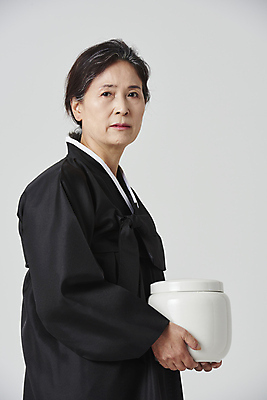 포토 JPG 스튜디오촬영 응시 여자 노년 할머니 회색배경 실내 무표정 한명 들기 상반신 옆모습 실버라이프 한국인 슬픔 60대 장례 상복 유골함 노인여자한명만 국내포토 1 라이프스타일 시선 감정 뷰포인트 백그라운드 모션 표정 사람 동양인 성인 내부 회색 여자한명만 노인여자만 파일형식