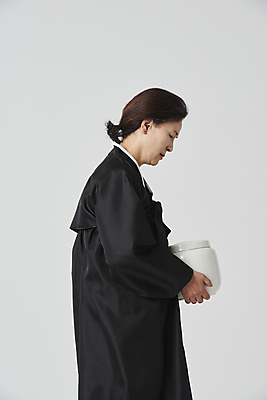 포토 JPG 스튜디오촬영 여자 노년 할머니 회색배경 실내 한명 들기 상반신 옆모습 실버라이프 한국인 슬픔 60대 장례 상복 유골함 노인여자한명만 내려보기 국내포토 1 라이프스타일 감정 뷰포인트 백그라운드 모션 사람 동양인 성인 내부 회색 여자한명만 노인여자만 파일형식