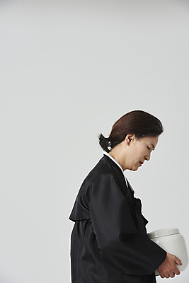 포토 JPG 스튜디오촬영 여자 노년 할머니 회색배경 실내 한명 들기 상반신 옆모습 실버라이프 한국인 슬픔 60대 장례 상복 유골함 노인여자한명만 내려보기 국내포토 1 라이프스타일 감정 뷰포인트 백그라운드 모션 사람 동양인 성인 내부 회색 여자한명만 노인여자만 파일형식