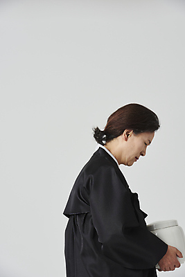 포토 JPG 스튜디오촬영 여자 노년 할머니 회색배경 실내 한명 들기 상반신 옆모습 실버라이프 한국인 슬픔 60대 장례 상복 유골함 노인여자한명만 내려보기 국내포토 1 라이프스타일 감정 뷰포인트 백그라운드 모션 사람 동양인 성인 내부 회색 여자한명만 노인여자만 파일형식