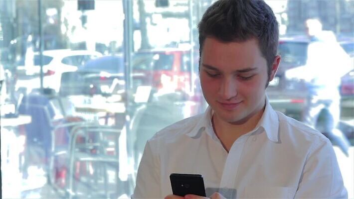 직업 라이프스타일 손 남자 행복 여유 인터넷 의자 텍스트 통신 창문 자동차 탁자 모바일 새로움 수염 아이디어 갈색머리 세포 기술 한명 미소 사람 스마트폰 핸드폰 글로벌 디지털 스크린 카페 터치 타이핑 잡기 메시지 닫기 무선전화기 전화기 스마트 나눔 전송 문자메시지 MP4 해외동영상 클립영상 1 헤어스타일 감정 육상교통 가구 컨셉 모션 표정 생활 신체부위 전자제품 스마트기기 상점 동영상 파일형식