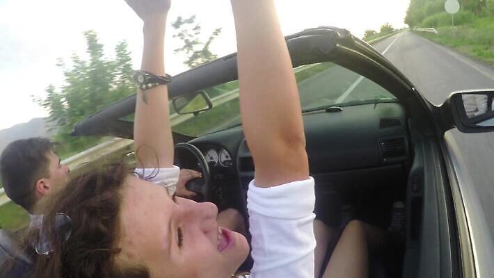 라이프스타일 커플 여자 행복 도로 여행 자동차 휴가 갈색머리 미소 사람 사람없음 야외 여름 친구 햇빛 태양 파티 일몰 기쁨 꿈 운전 운전사 고급 오픈카 자동 4K MP4 해외동영상 클립영상 자연요소 직업 헤어스타일 계절 감정 길 육상교통 컨셉 관계 교통시설 모션 승용차 표정 이벤트 생활 노을 동영상 파일형식