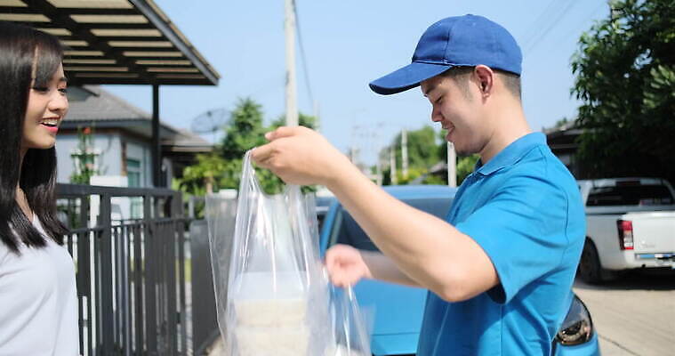직업 라이프스타일 잡화 여자 남자 유니폼 채소 가방 과일 거리 주택 건강 사람 두명 쇼핑 상점 식당 표현 신선 업무 시장 배달원 구매 상품 플라스틱 고객 배송 서비스 주기 유기농 패키지 질서 소매 온라인 슈퍼마켓 배달음식 체크아웃 안락 뉴노멀 4K MOV 해외동영상 클립영상 웰빙 옷 음식 컨셉 모션 재질 건물 생활 경제 예절 작업 배달 동영상 파일형식