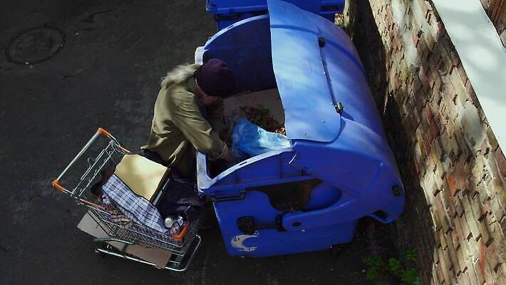 응시 남자 음식 가방 거리 한명 야외 쓰레기통 좌절 쓰레기 가난 수집 만취 먹기 버리기 배고픔 문제 거지 구걸 노숙자 옛날 우울증 혼자 접근 비어있는 4K MP4 해외동영상 클립영상 1 시선 잡화 감정 컨셉 모션 사람 질병 동영상 술취함 파일형식