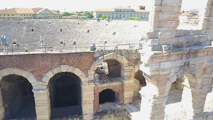 여행 백그라운드 지붕 파노라마 미술 사람없음 옆모습 가로 탑 경기장 이탈리아 콘서트 수확 골동품 발코니 원형 성 중세 역사 재산 옥상 극장 정사각형 광장 슛 장면 지역 궤도 기념물 원형경기장 천연기념물 드론 로마인 베로나 보호구역 옛날 오페라 원형극장 파멸 4K MOV 해외동영상 클립영상 도형 건축물 유럽 뷰포인트 컨셉 농업 스포츠시설 문화예술 촬영기법 인종 금융 공연 동영상 구역 파일형식 소멸