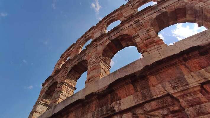 외관 문화 여행 건축양식 하늘 사람없음 건물 파란색 빛 황혼 경기장 이탈리아 골동품 도시 시간 역사 야간 저녁 로마 극장 아치 콜로세움 원형경기장 빛망울 랜드마크 로마인 베로나 옛날 제국 파멸 검투사 포럼 4K 타임랩스 MP4 해외동영상 클립영상 자연요소 직업 건축물 건축 유럽 컬러 컨셉 스포츠시설 촬영기법 인종 일몰 토론 동영상 파일형식 소멸