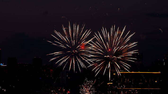 기념일 여행 백그라운드 하늘 불 휴가 불꽃 기념 폭죽 불꽃놀이 이벤트 사람없음 빨간색 물 빛 강 컬러풀 파티 축제 기쁨 축하 도시 야간 저녁 쇼 경례 스카이라인 광 크리스마스이브 4K MOV 해외동영상 클립영상 자연요소 감정 컬러 컨셉 크리스마스 놀이 인사 밤 동영상 파일형식