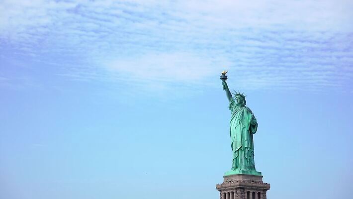 얼굴 조각 섬 여행 건축양식 하늘 왕관 새로움 미술 사람없음 건물 초록색 파란색 조각상 여행객 미국 자유 손전등 도시 역사 민주주의 심볼 맨해튼 애국심 천연기념물 독립 랜드마크 전국 정부 이민 4K MOV 해외동영상 클립영상 건축물 건축 컬러 이동 컨셉 북아메리카 문화예술 조명 사람 신체부위 조형물 뉴욕 동영상 파일형식