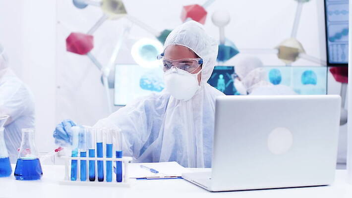 여자 산업 과학 유리 탁자 건강 실험 사람없음 파란색 거품 장비 액체 실험실 연기 천 과학자 플라스크 분석 비커 유리그릇 튜브 공식 원뿔 반응 방법 화학물질 화학자 4K 유체 MOV 해외동영상 클립영상 도형 직업 그릇 컬러 가구 컨셉 재질 실험기구 사람 직물 화학 동영상 학자 파일형식