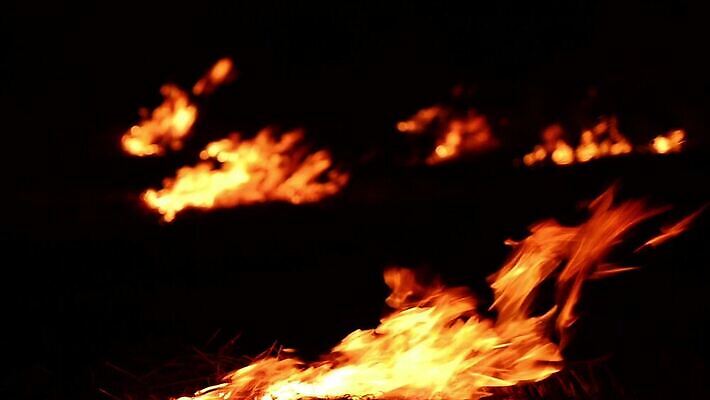 백그라운드 오렌지 모션 벽지 불꽃 따뜻함 사람없음 빨간색 빛 노란색 검은색 어둠 에너지 뜨거움 고리 위험 모닥불 바비큐 묘사 벽난로 질감 매움 화재 엘리먼트 점화 지옥 화상 HD MOV 해외동영상 클립영상 음식 컬러 컨셉 과일 불 맛 상처 사건 동영상 파일형식